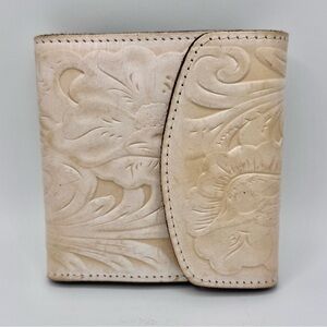 Patricia Nash Square Cream Tooled Leather Bi-Fold Wallet w Kiss Closure